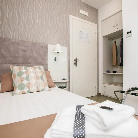 Elenoire & 4* Roma