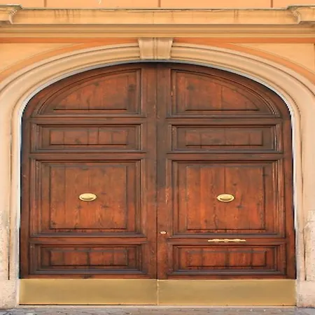 Elenoire & 4* روما