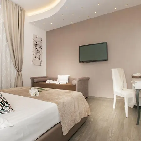 Elenoire & 4* روما