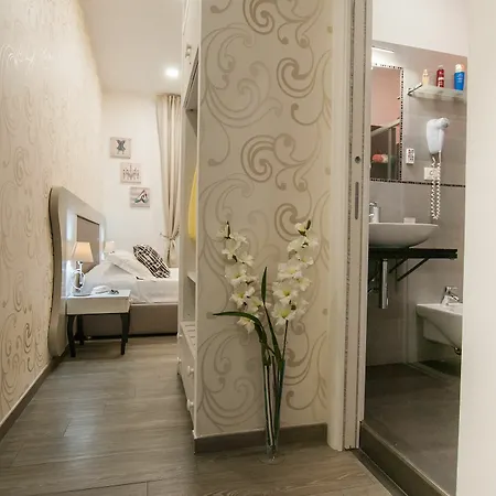 Elenoire & 4* روما